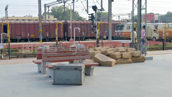 装货前,在印度铁路车站月台靠近铁路货场的货箱图